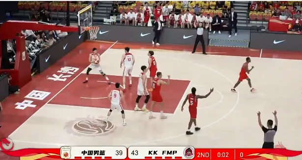 开云官网-男篮热身赛：王俊杰8分&amp;amp;徐昕8分，中国男篮半场39-46落后